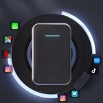 טלפון חכם שחור במרכז עיגול מואר עם סמלי אפליקציות מפוזרים סביבו - כולל נטפליקס, אינסטגרם, גוגל מפות, טיקטוק ואחרים, על רקע כהה עם אפקט תאורה כחולה